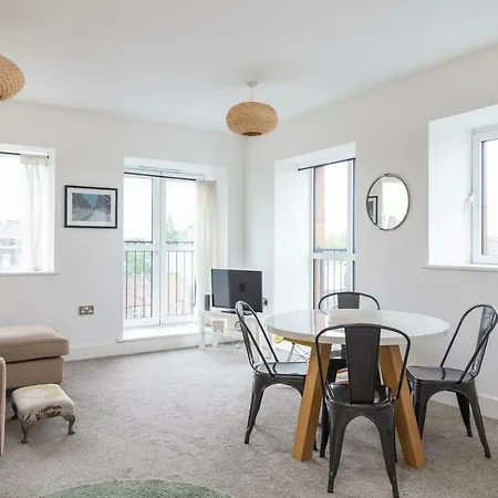 Apartment No 49 The Walk Great For Centre Train And Racecourse